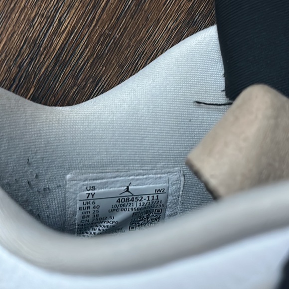 Air Jordan 4 Retro (GS) - Picture 9 of 15